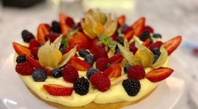 Torta de limão com frutas vermelhas