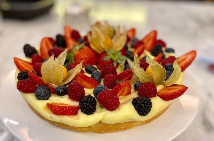 Torta de limão com frutas vermelhas