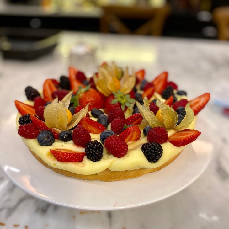 Torta de limão com frutas vermelhas