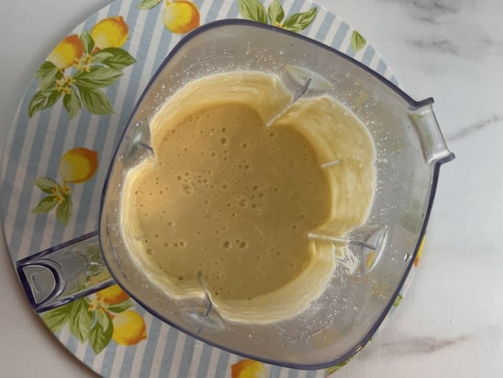 Leite condensado, creme de leite e suco de limão batidos no liquidificador.