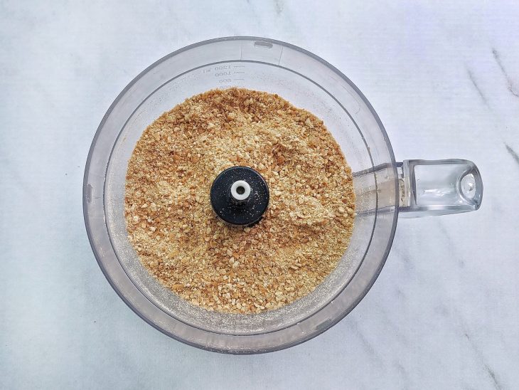 Biscoito triturado no processador.