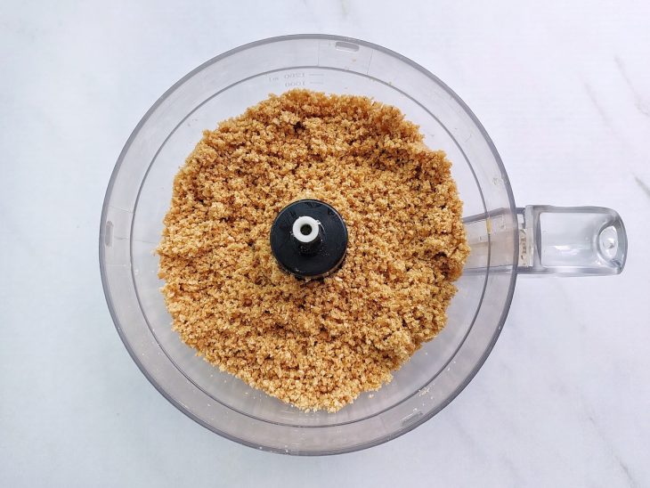 Manteiga adicionada nos biscoitos triturados.