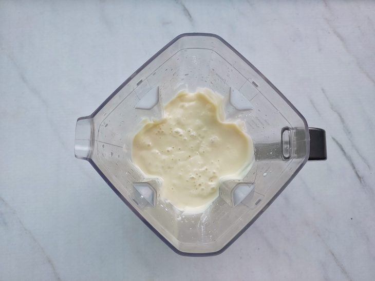 Leite condensado, creme de leite e suco de limão no liquidificador.