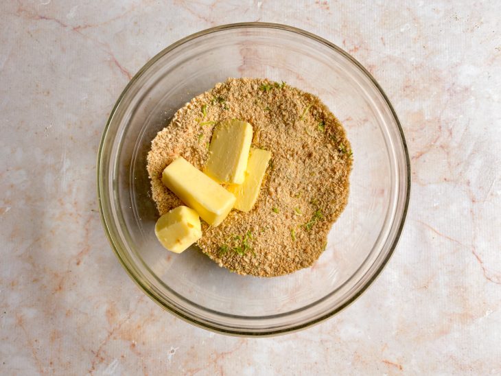 Farofinha de biscoitos com raspas de limão e manteiga.
