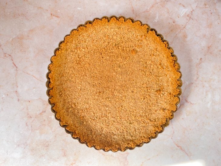 Forma com a base da torta após assar.