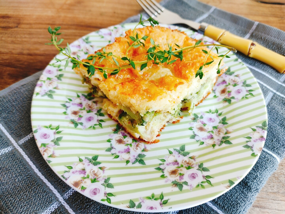 Torta de liquidificador de brócolis com bacon