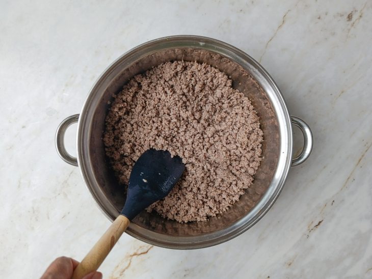 Carne moída sendo refogada na panela até ficar bem sequinha.