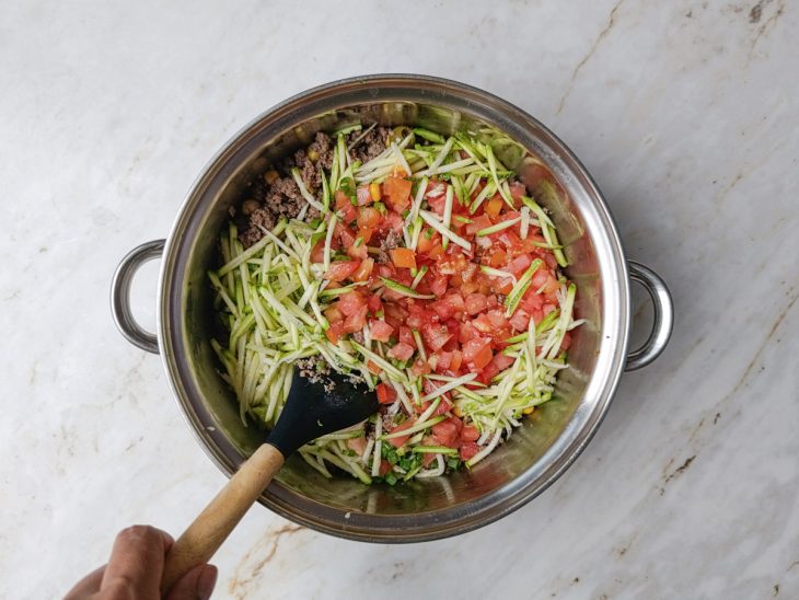 Legumes misturados ao recheio até amaciarem.