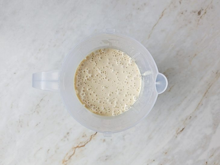 Massa batida no liquidificador até ficar lisa e homogênea.