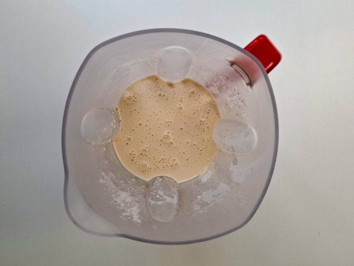 Leite, azeite, os ovos, a farinha e o sal, batidos no liquidificador.