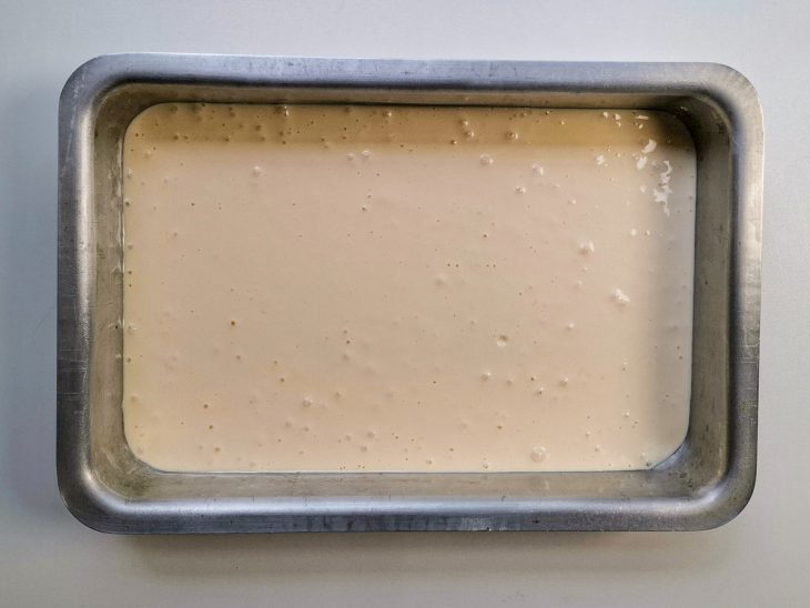 Na forma, metade na massa despejada.