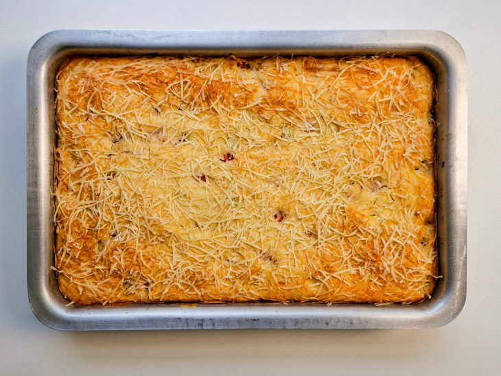 Torta saída do forno após tempo de assamento, bem dourada.