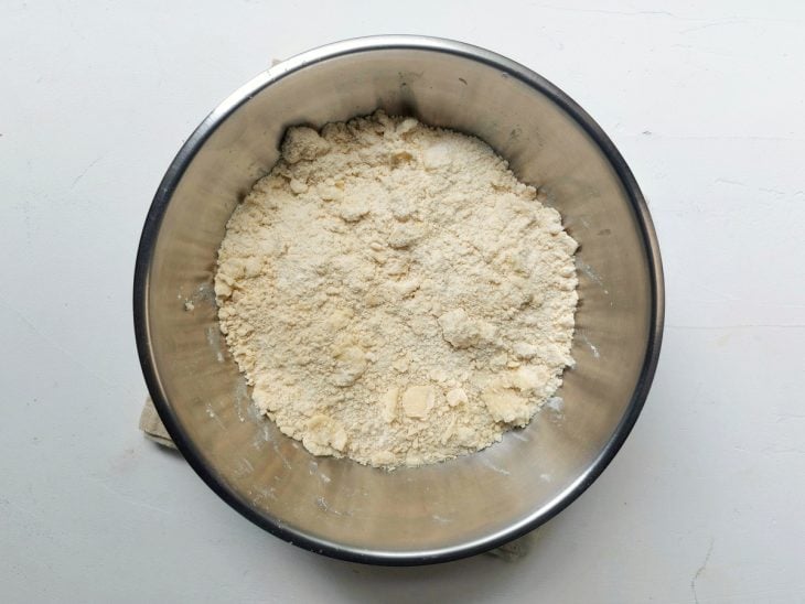 Um recipiente contendo a mistura de manteiga, farinha de trigo, sal e açúcar.