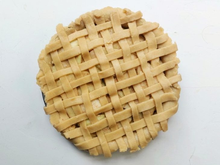 Uma forma contendo torta de maçã crua.