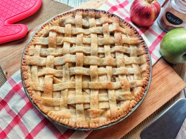 Uma forma contendo torta de maçã.