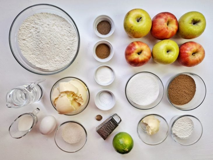 Uma bancada com os ingredientes separados.