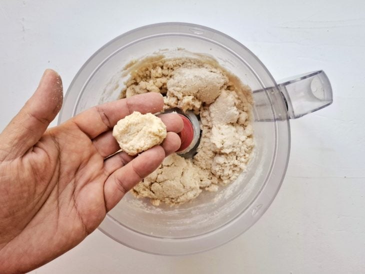 Um processador com a massa da torta de maçã.