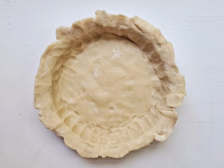 Massa da torta depositada na forma.