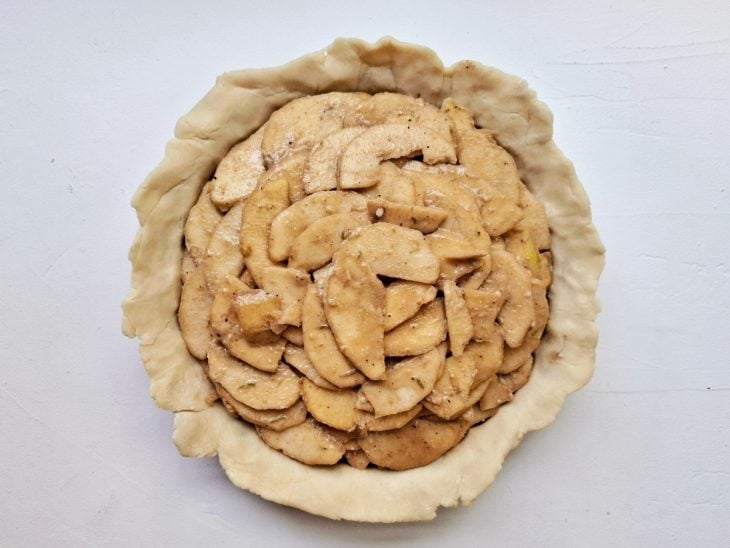 Uma forma com a massa e o recheio da torta.