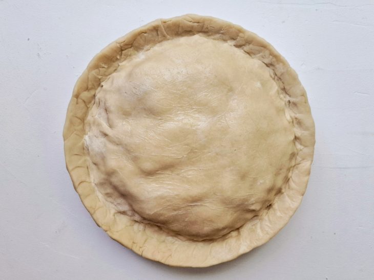 Uma forma com todas as camadas da torta de maçã.