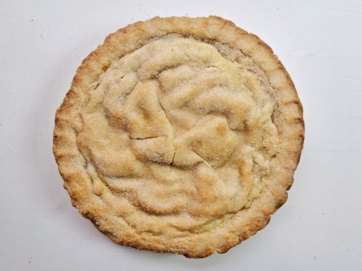 Uma forma com a torta de maçã após assar.