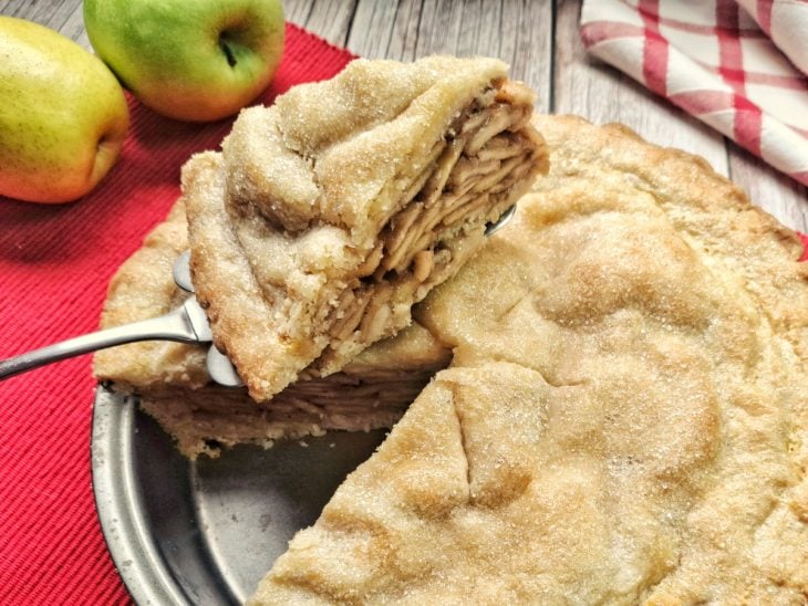Uma forma com torta de maçã americana.