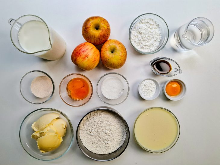 Ingredientes organizados na bancada.