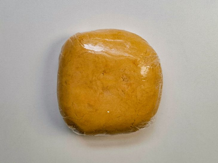 Massa envolvida com plástico filme..