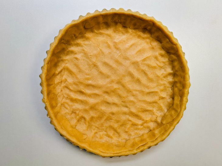 Massa na forma de fundo removível.