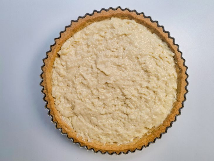 Base assada, fria, recebendo o creme alisado com espátula.