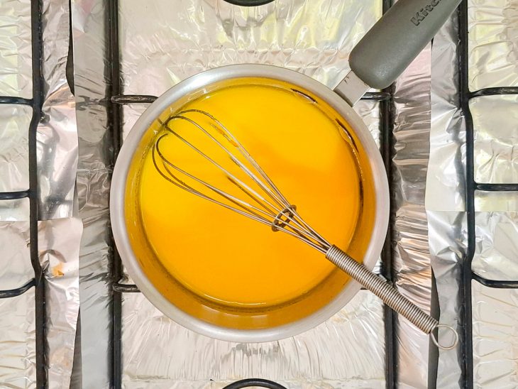 Cobertura na panela com fouet.