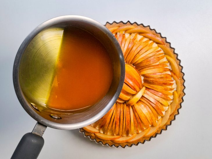 Cobertura de gelatina sendo despejada.