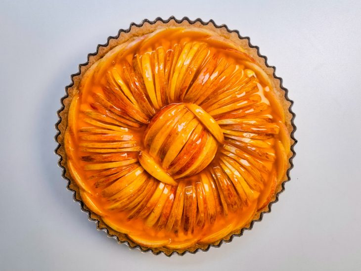 Torta pronta sendo levada à geladeira para firmar completamente.