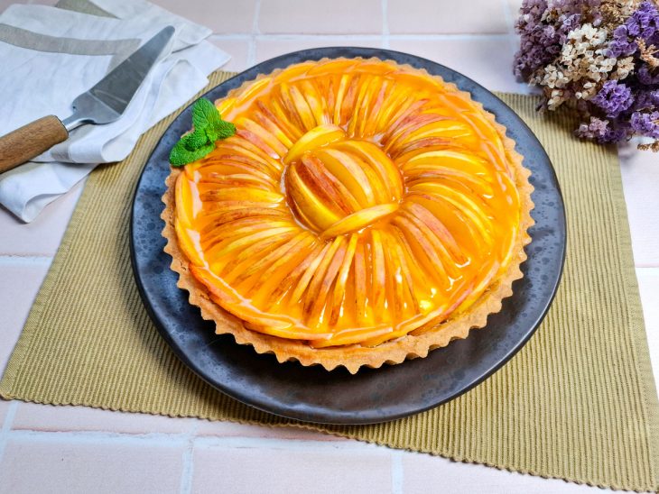 Torta de maçã com creme pronta.