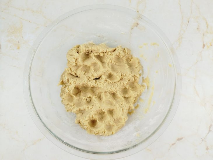 Ingredientes misturados numa tigela.