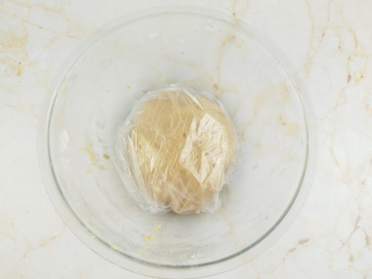 Massa envolvida num plástico-filme.