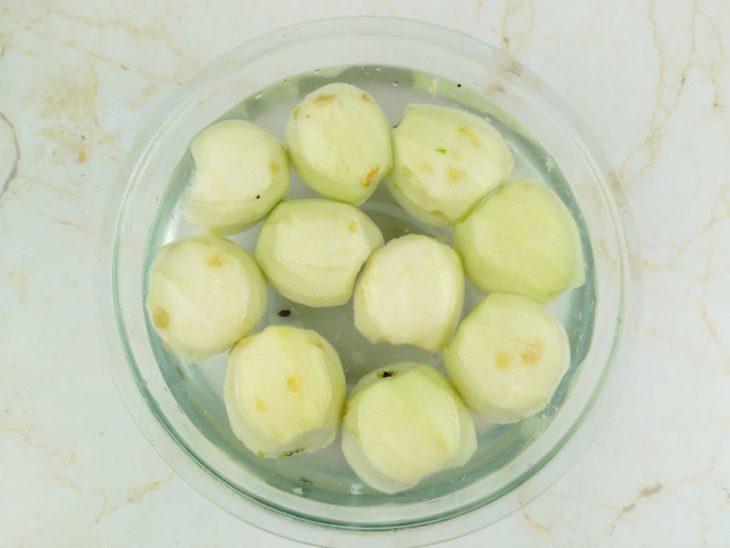 Maçãs colocadas numa tigela com água.