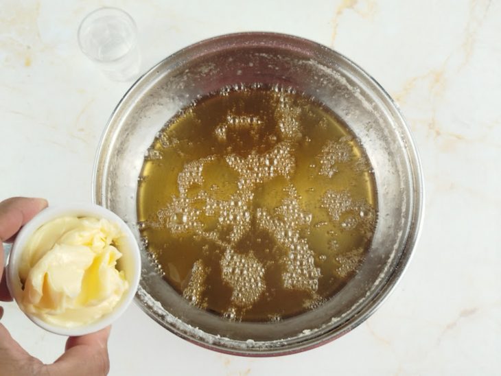 Manteiga para ser adicionada na panela.