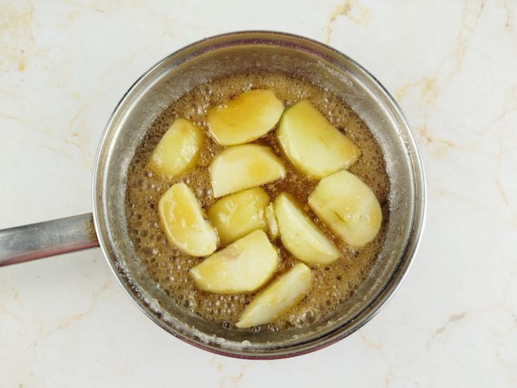 Pedaços de maçã colocados numa panela.