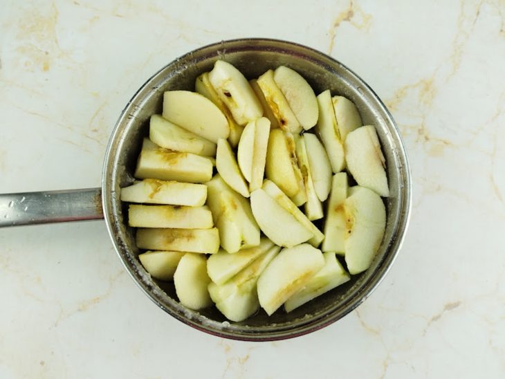 Maçãs acomodadas numa panela.