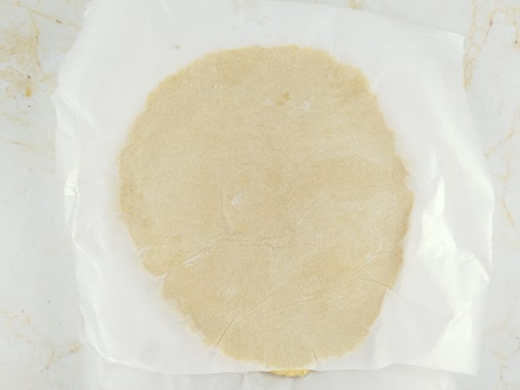 Massa aberta entre duas folhas.