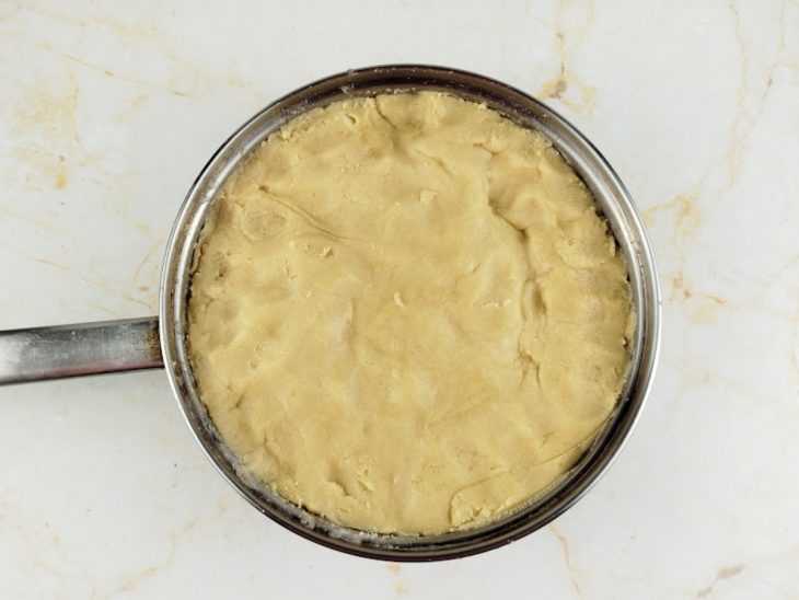 Massa cobrindo maçãs.