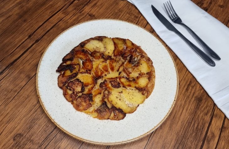 Torta de maçã low carb de frigideira