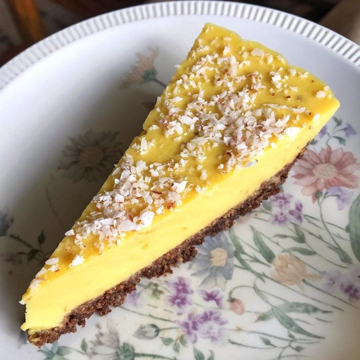 Torta de manga e maracujá com brownie