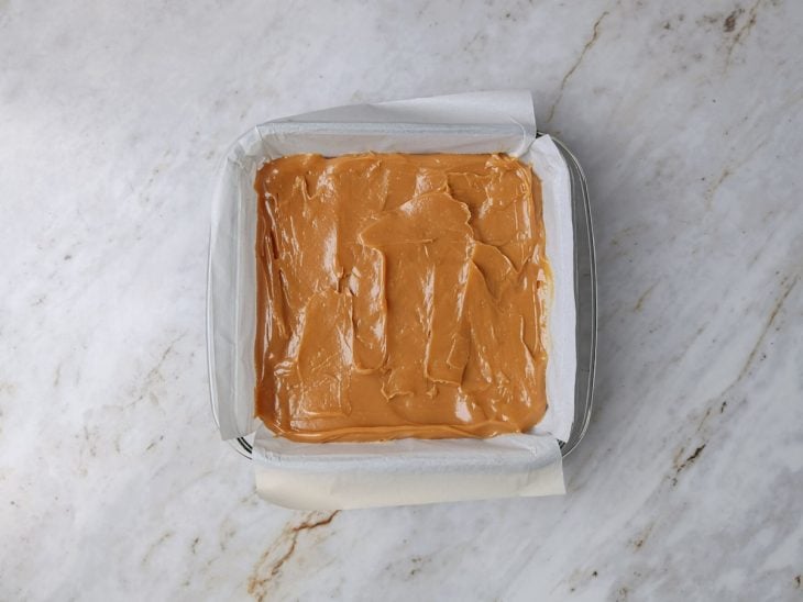Caramelo espalhado sobre a base assada.