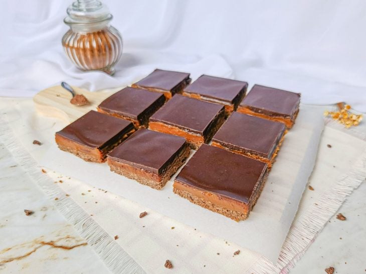 Torta de manteiga escocesa em fatias, pronta para consumo.