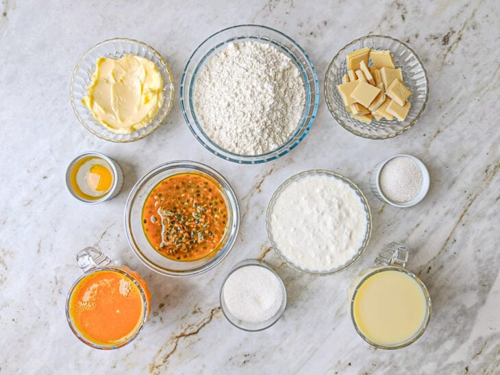 Ingredientes separados sobre a bancada.