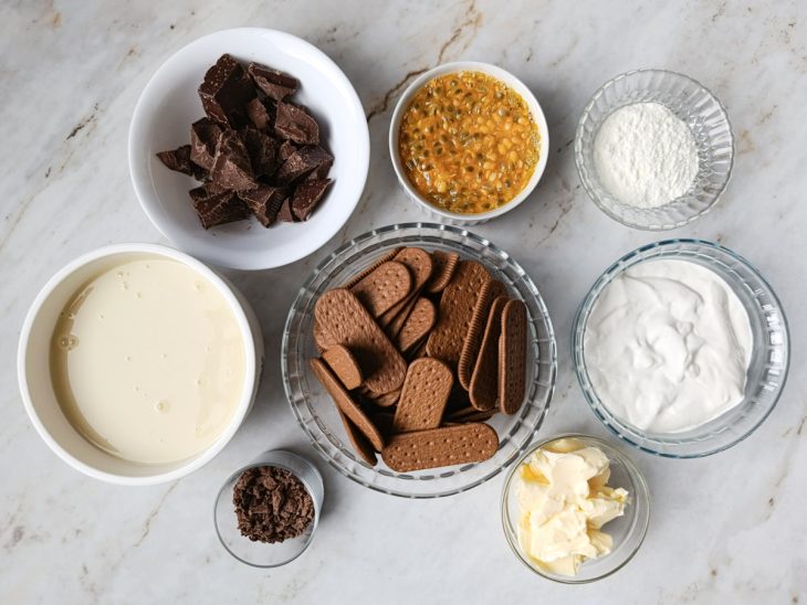 Ingredientes reunidos na bancada.