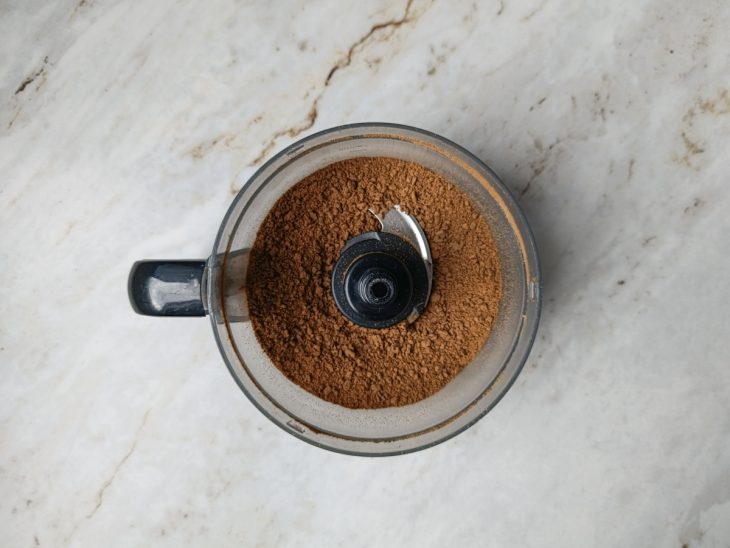 Biscoitos triturados no processador.