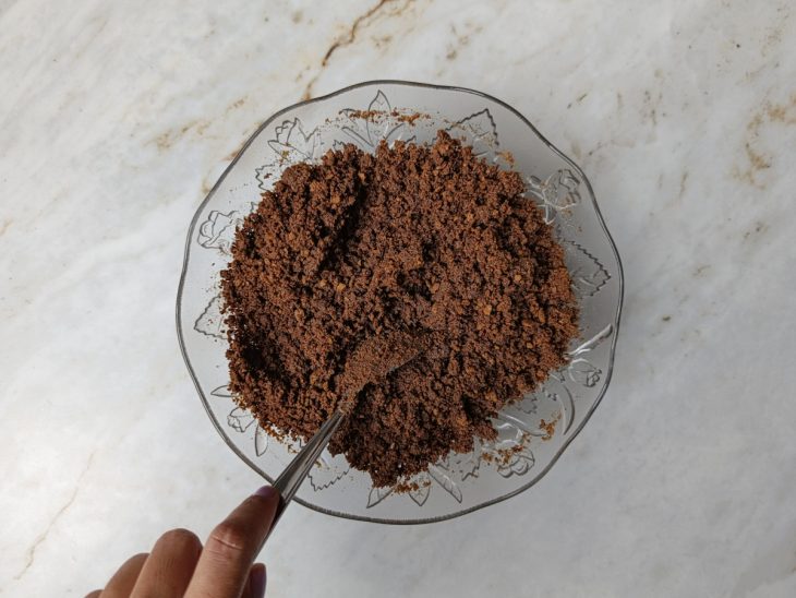 Biscoitos triturados misturados com a manteiga.